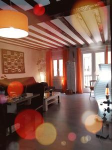 sala de estar con sofá y mesa en Apartamento Corazón de Portales, en Logroño