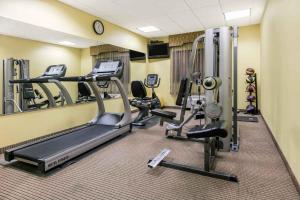 - une salle de sport avec plusieurs tapis de course et appareils de cardio-training dans l'établissement Days Inn by Wyndham Salado, à Salado