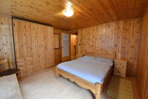 コー​​ニュにあるmaison berardの木造キャビン内のベッド1台が備わるベッドルーム1室を利用します。