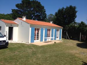 a small house with blue and white at Location Saint Pierre d'Oléron in La Cotinière