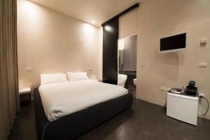 a bedroom with a bed and a bathroom with a toilet at B&B Lounge in Porto SantʼElpidio