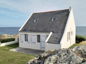 a white house on the shore of the ocean at Vue imprenable sur la mer à Batz sur Mer in Batz-sur-Mer