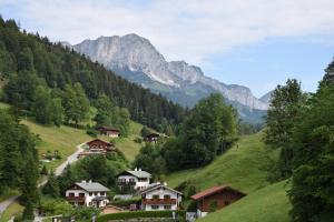 un pueblo en una colina con montañas en el fondo en FeApp Jennerblick Maria Gern, en Hintergern
