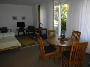 a living room with a table and chairs and a couch at Ferienwohnung Christa Rohde in Bad Münder am Deister