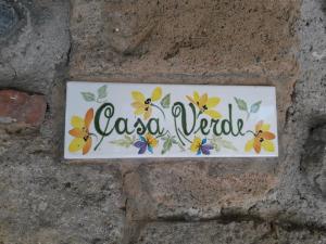 a sign that says casa vida on a stone wall at Agriturismo Cantinaccia di Sopra in Pitigliano