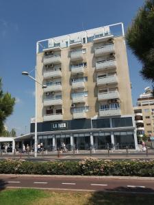 un edificio alto con gente sentada fuera de él en Mediterranean Breeze en Limassol