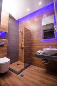 Hotel Yakinthos tesisinde bir banyo