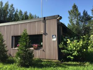 a building with a window with flowers in it at Apartment Nonna in Keuruu
