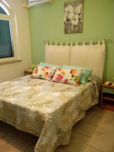 1 dormitorio con 1 cama con 2 almohadas en Agriturismo "Lo zafferano", en Aprilia