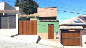a building with a gate and doors in a street at Aconchegante Casa in São Lourenço