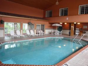 Bazén v ubytování Flat Creek Lodge nebo v jeho okolí
