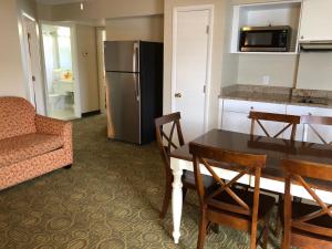 uma sala de estar com uma mesa e um frigorífico em Biscayne Family Resort em Wildwood Crest