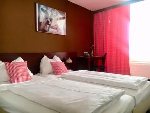 Rúm í herbergi á Hotel Enziana Wien