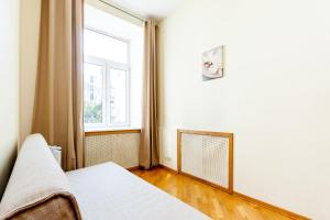 モスクワにある4-room Nice apartment Arbat Streetのベッドルーム(ベッド1台、窓付)