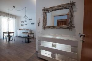 łazienka z lustrem i jadalnia w obiekcie Dimora dei Sogni w mieście Civitanova Marche