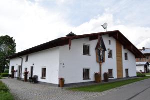 ein weißes Gebäude mit braunem Dach in der Unterkunft Ferienwohnungen Hackl Ulrike in Mauth