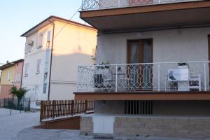 uma varanda de uma casa com um corrimão branco em Dimora dei Sogni em Civitanova Marche