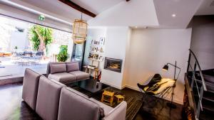a living room with a couch and a fireplace at Antichambre in Nîmes