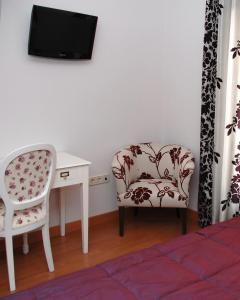 A television and/or entertainment centre at Hotel HC Sigüenza