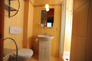 a small bathroom with a toilet and a sink at Vista Mar in Trzęsacz