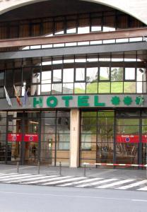 un edificio con un letrero que lee hotel en Exe Area Central en Santiago de Compostela