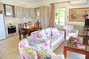 a living room with two couches and a kitchen at Korakias Skorpidi in Yénion