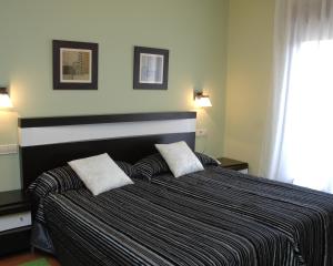 A bed or beds in a room at Hotel HC Sigüenza