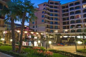 una vista de un hotel por la noche con un hotel en South Beach Vacation Apartments, en Sunny Beach