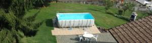 vista aerea su una piscina in un cortile di I Due Camini a Baraggia di Boca