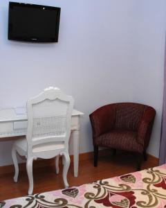 A television and/or entertainment centre at Hotel HC Sigüenza