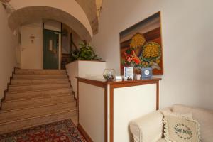 um corredor com uma escada com um sofá e um quadro em Zodiacus Residence em Bari