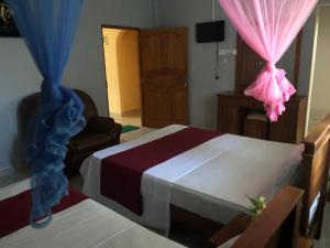 Postel nebo postele na pokoji v ubytování Gatewayinn Mannar