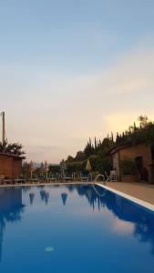 una gran piscina azul con un tobogán de agua en Agriturismo San Giorgio, en Casal Velino