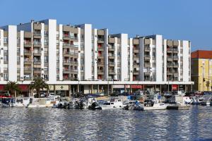 duży apartamentowiec z łodziami w wodzie w obiekcie Lipotica Luxury Accommodation w mieście Zadar