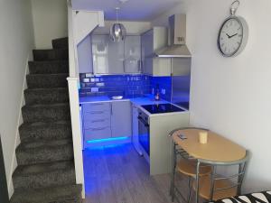 Kuchyň nebo kuchyňský kout v ubytování Webb place 2 bedroom apartment ! + 6 fotografií