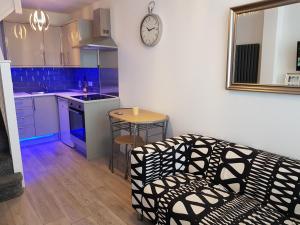 Kuchyň nebo kuchyňský kout v ubytování Webb place 2 bedroom apartment !