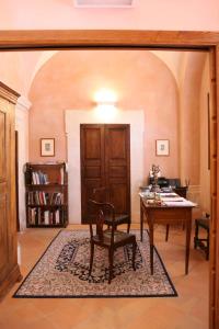 une salle à manger avec une table et une chaise dans l'établissement Palazzo Rustici charme b&b & garden spa, à LʼAquila