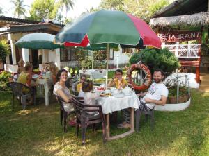 Ein Restaurant oder anderes Speiselokal in der Unterkunft Natural Holiday Inn 