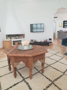 TV a/nebo společenská místnost v ubytování La Maison des Ailleurs