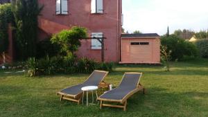 レギュスにあるBio verdonの家庭の椅子2脚とテーブル