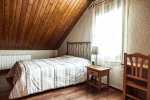 A bed or beds in a room at Hostal La Plaça