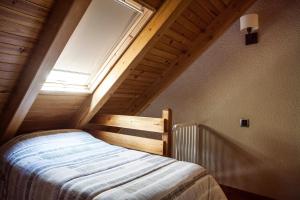 A bed or beds in a room at Hostal La Plaça