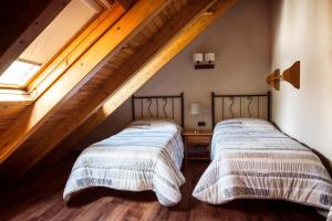 A bed or beds in a room at Hostal La Plaça