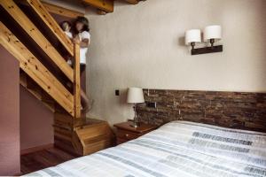 A bed or beds in a room at Hostal La Plaça