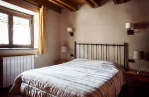 A bed or beds in a room at Hostal La Plaça