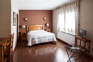A bed or beds in a room at Hostal La Plaça