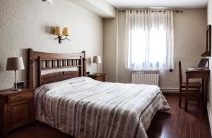 A bed or beds in a room at Hostal La Plaça