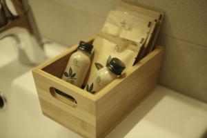a wooden box with two bottles on a bathroom counter at Palazzo Rustici Residenza d'Epoca & garden spa in LʼAquila