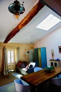 Bourg-sur-GirondeVilla Bacchus的带桌子和沙发的客厅