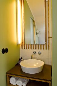 y baño con lavabo y espejo. en Hótel Egilsen, en Stykkishólmur